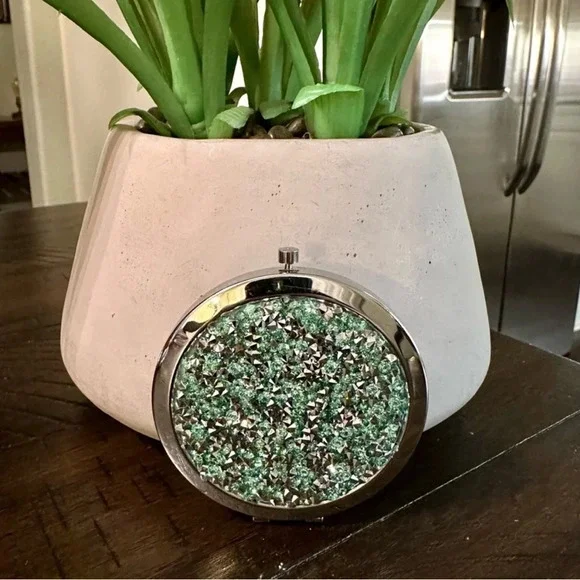 NEW!! Glam Compact Mirror - Picture 2 of 12